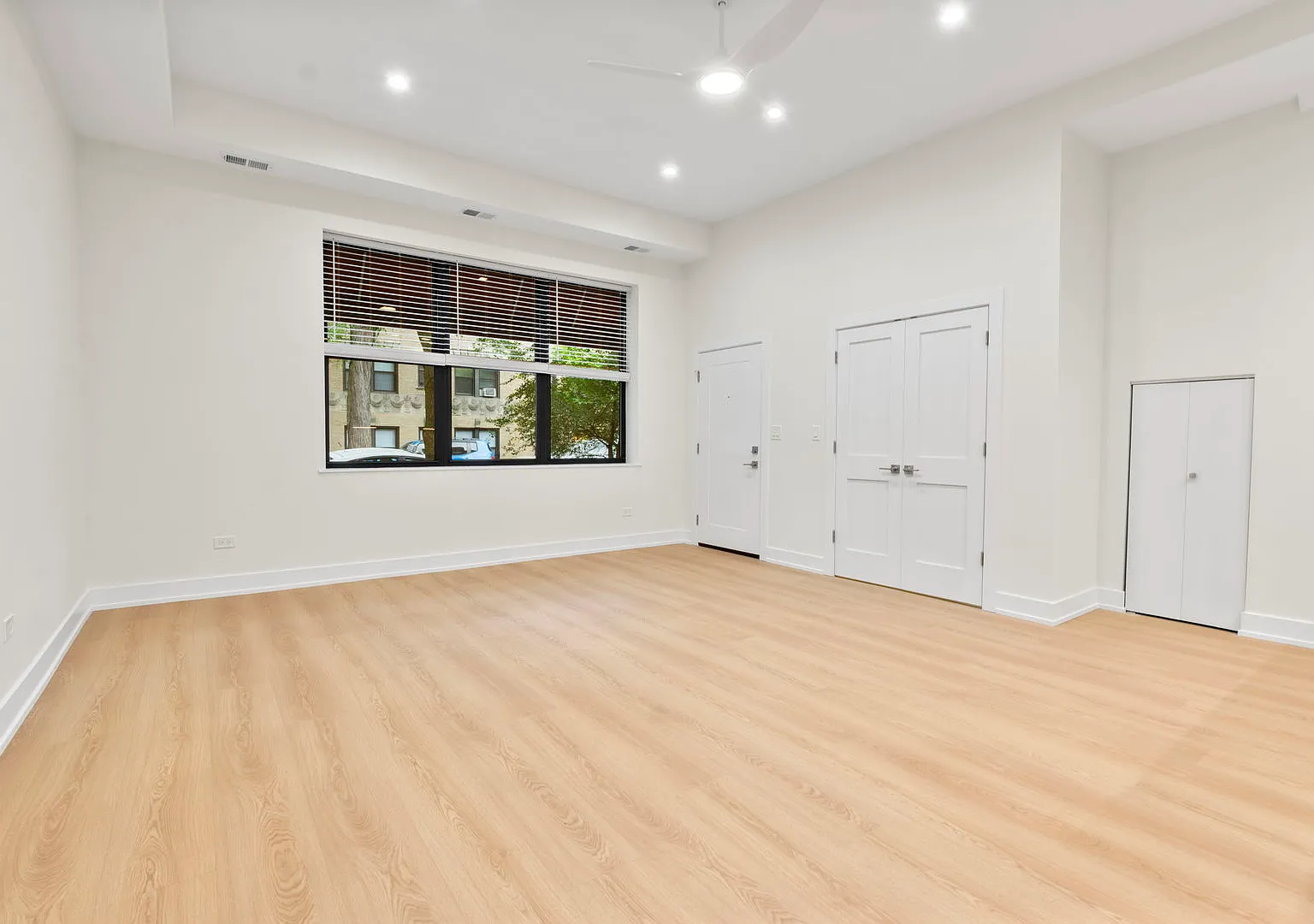 2 bed, 4.0 bath, 1250 sqft, $4,000 — Photo 3