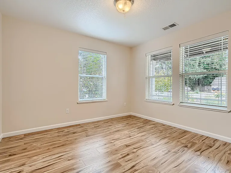 945 NW Joy Ave — Photo 5