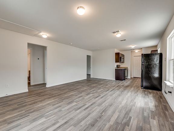5th image of 332 Coyol St