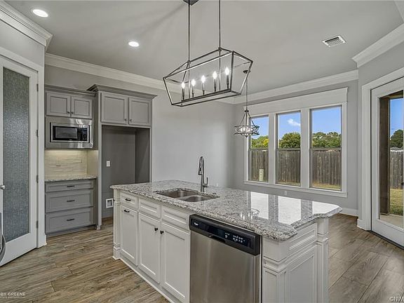 4th image of 215 Roanoke Cir