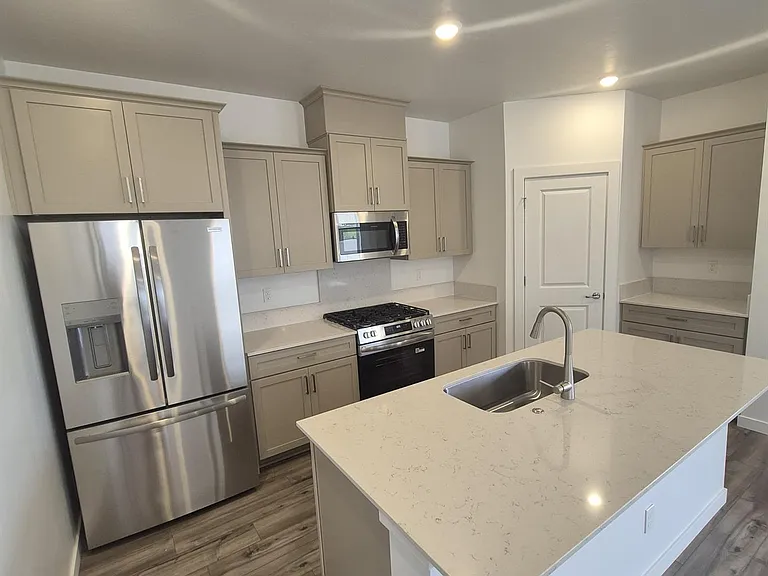 1761 N Big Star Ave — Photo 3