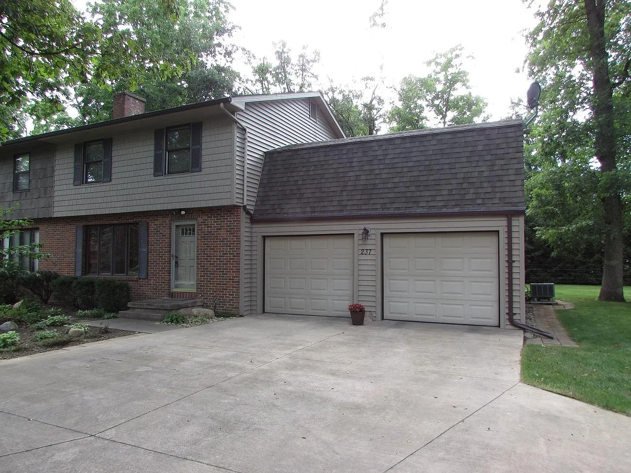 237 Oak Dr photo 1