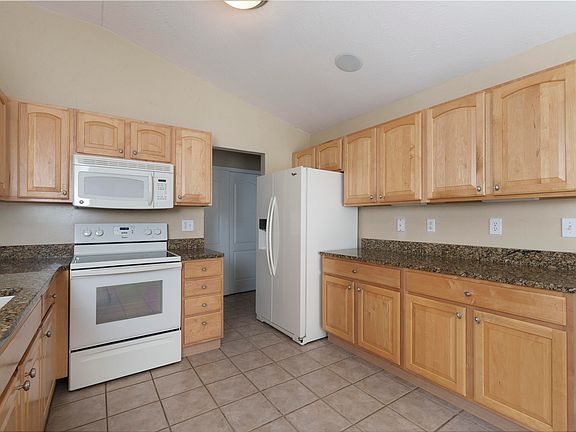 3rd image of 71 Wellington Dr