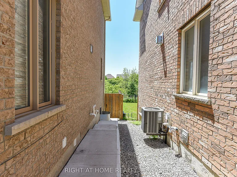 82 Elmcrest Dr — Photo 4