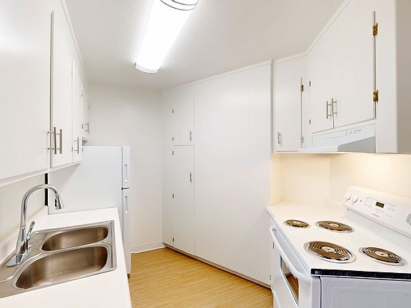 2nd image of 1821 Lincoln Ave #306