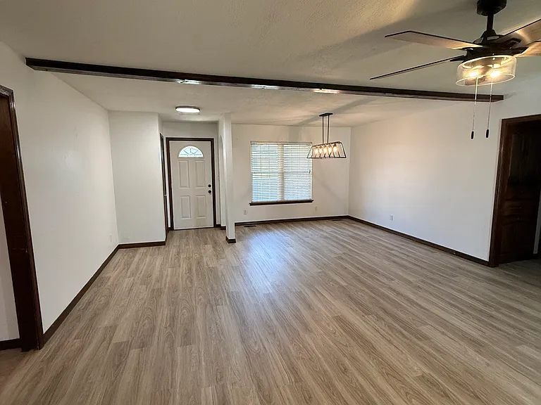 2517 Larkspur Ln — Photo 4