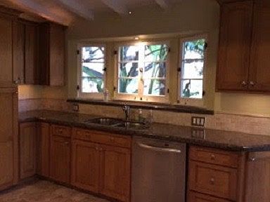Modern kitchen w/lots of nat'l light