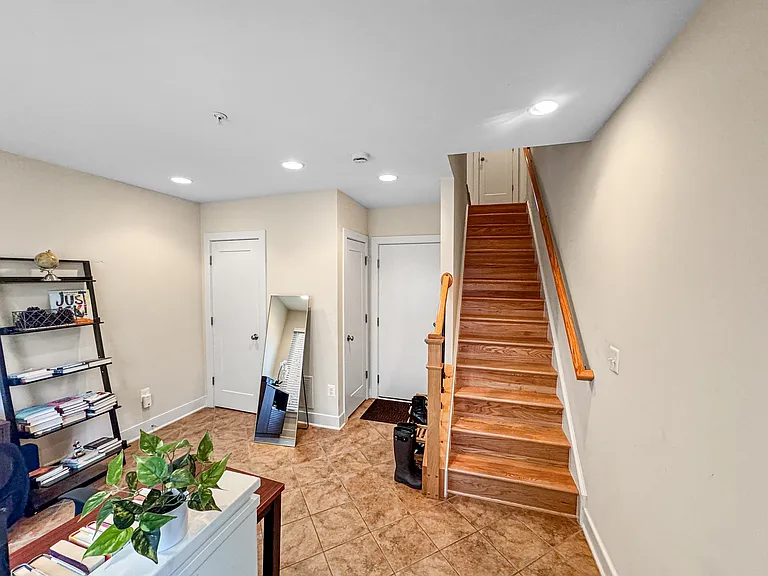 5610 45th Ave — Photo 8
