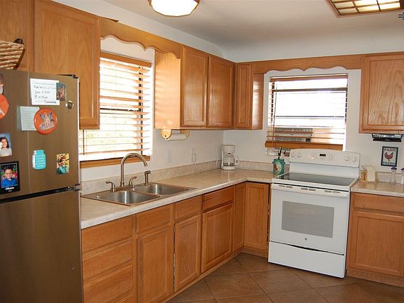 4th image of 910 S Puerco Dr