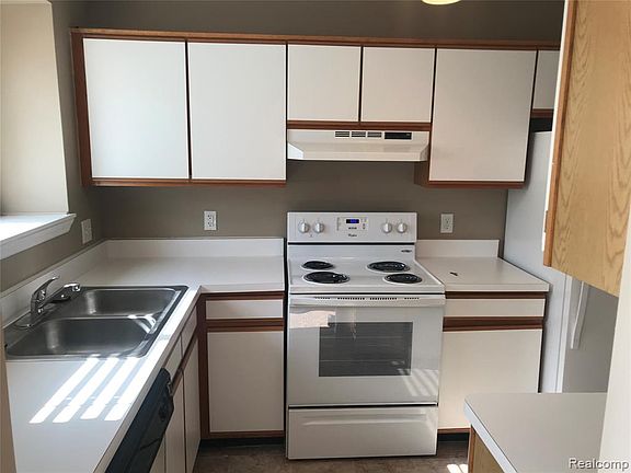 2nd image of 42461 Lilley Pointe Dr #43