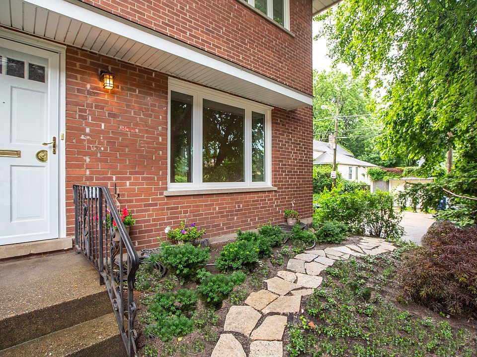 3- story end-unit, three sunny exposures