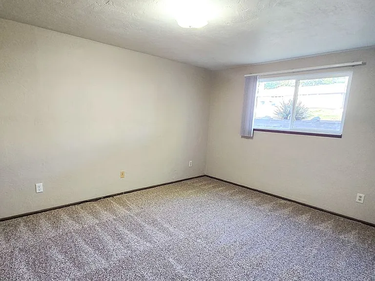 Apartment in West Salem near banks, shopping areas, bus lines, and downtown! ~ Colonial — Photo 47