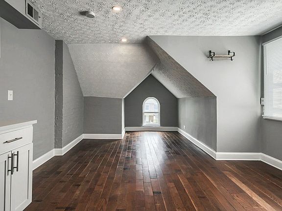 4th image of 1659 Summit St #C