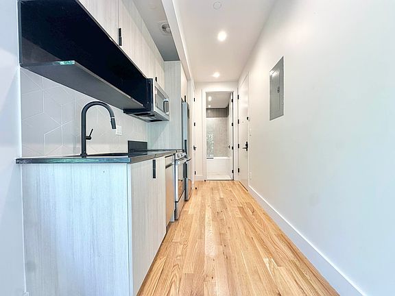 4th image of 557 Saint Johns Pl #403