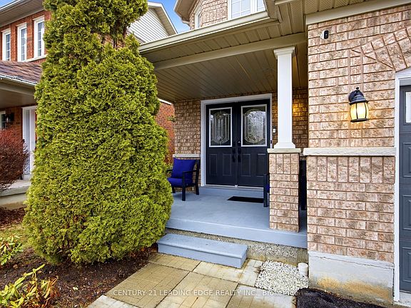 2nd image of 36 Rampart Cres