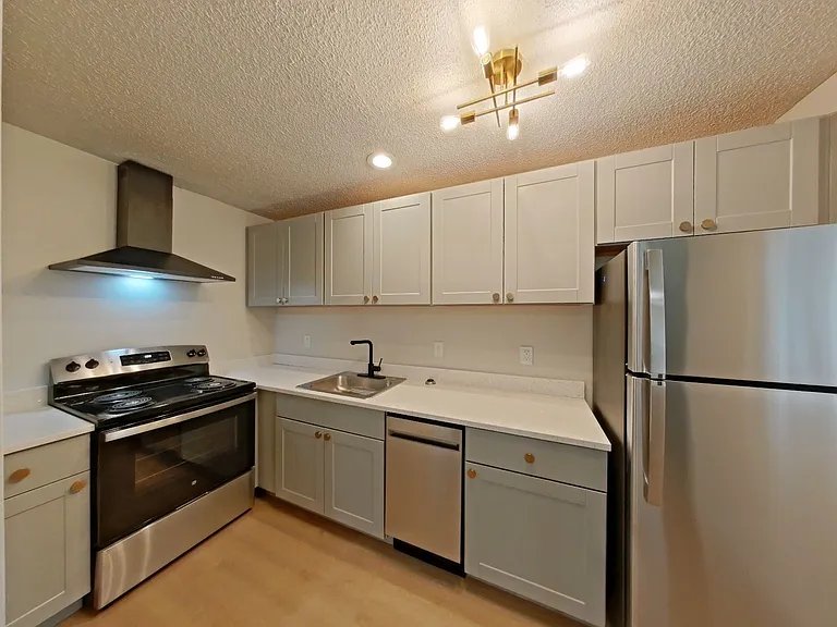 University Manor - Newly Renovated Units just a short walk from Campus! — Photo 19