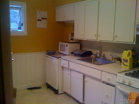 4th image of 676 Westbury Ave