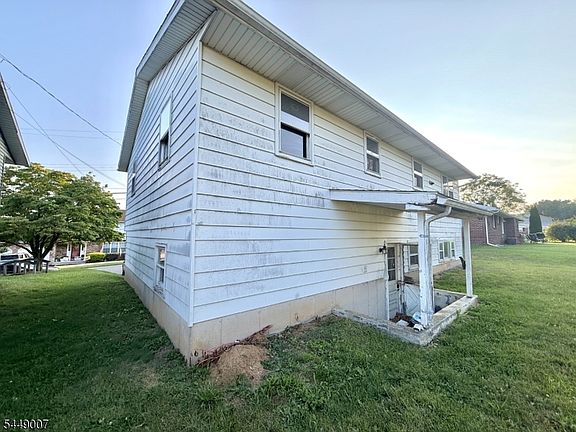 5th image of 1085 Grand St