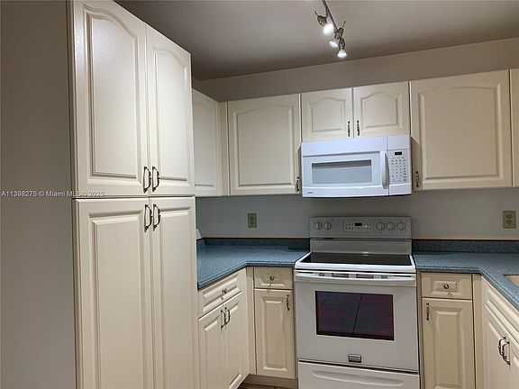 3rd image of 6025 Glens Ct
