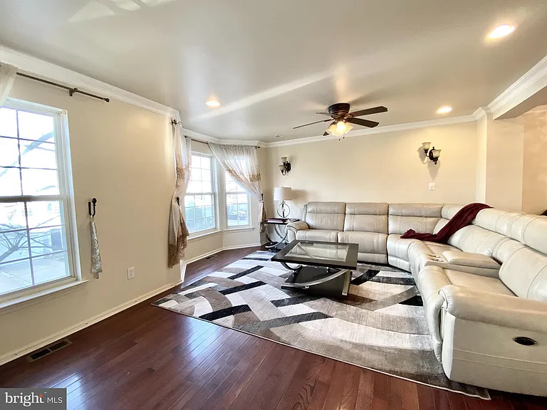 240 William Livingston Ct — Photo 8