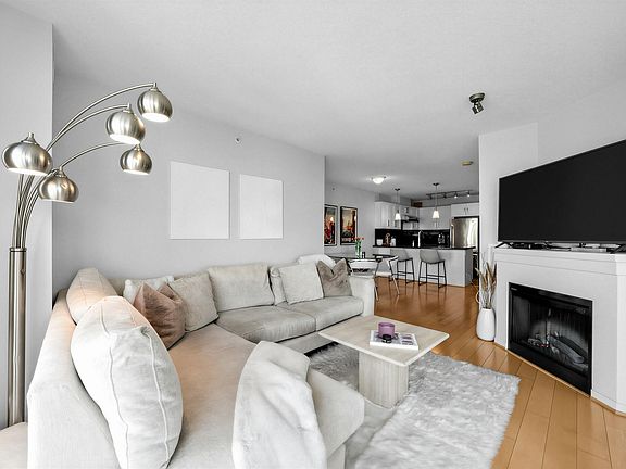 2nd image of 2133 Douglas Rd #2005