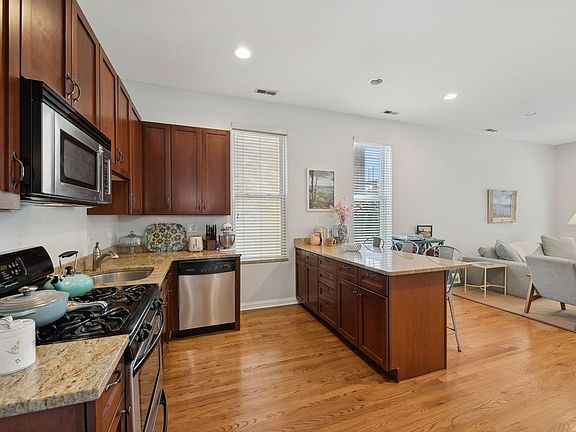 4th image of 1924 N Honore St APT 1R