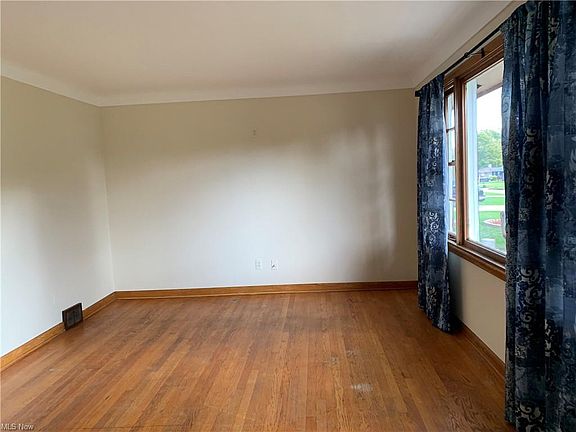 3rd image of 4266 Selkirk Ave