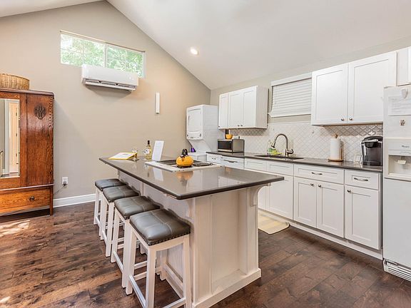 4th image of 532 W Kings Hwy #2