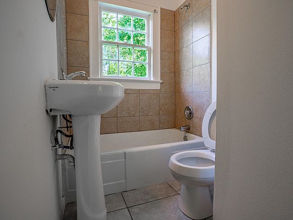5th image of 132 Sullivan Ave