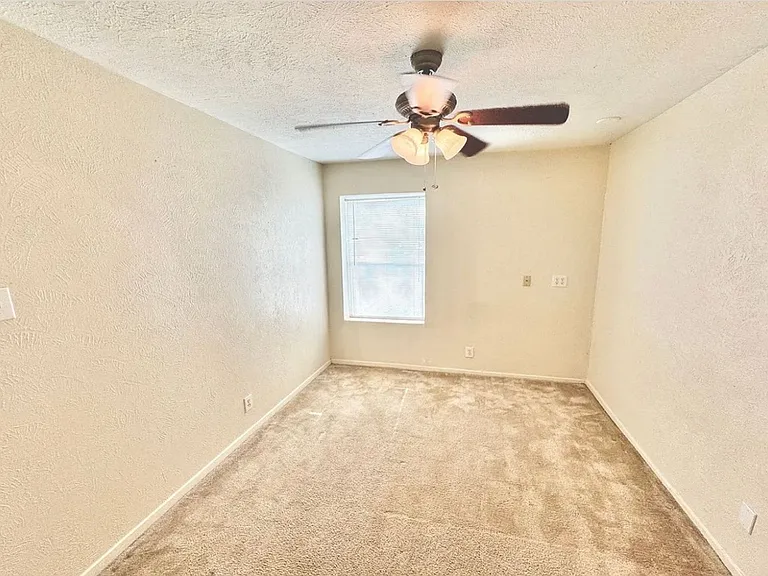 1115 N Austin St — Photo 28