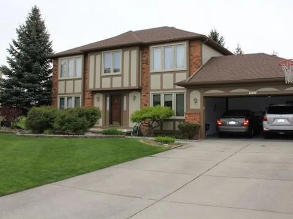 5100 W Pond Cir, West Bloomfield, MI 48323