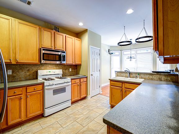 4th image of 3170 Evelyn St