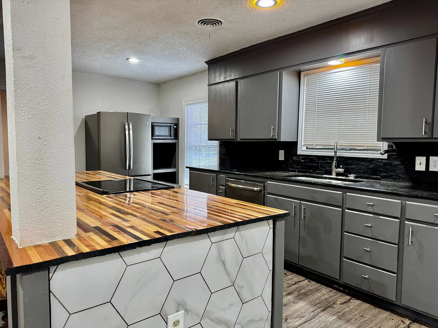 WOW! Gorgeous Remodeled 3/2 with Loft near LCU, Tech, Medical District! — Photo 4