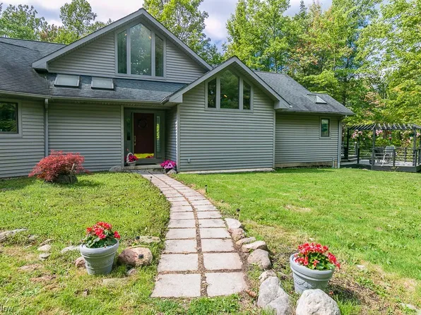 10720 Arrow Ln, Chardon, OH 44024