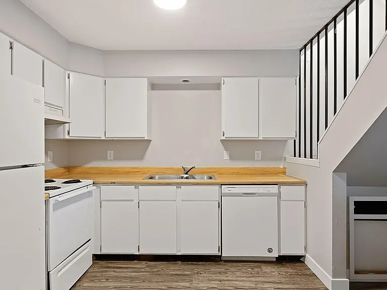 Riverside Apartment — Photo 27