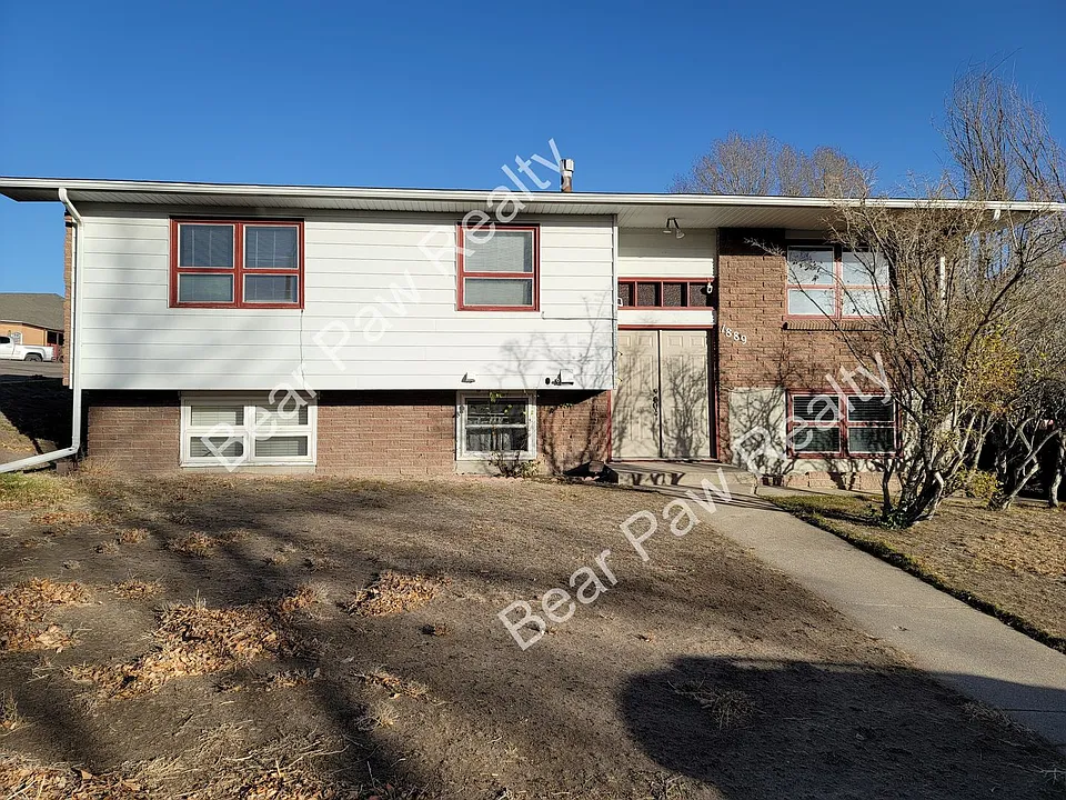 1889 Cherry Ct