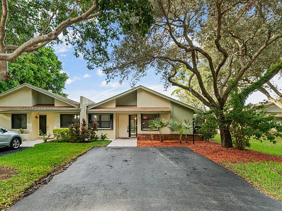 2nd image of 4143 Palm Forest Dr N