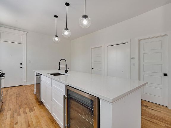 4th image of 2320-24 S Sacramento Ave #1R