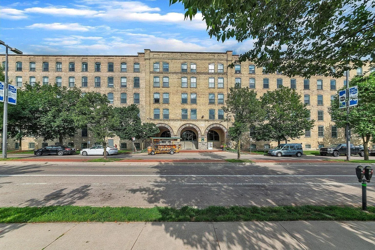 2 bed, 992 sqft, $2,300 — Photo 1