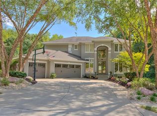 10123 River Hills Dr, Parkville, MO 64152