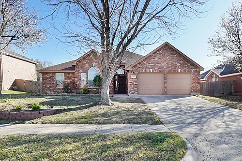 204 Village Trl Photo 1