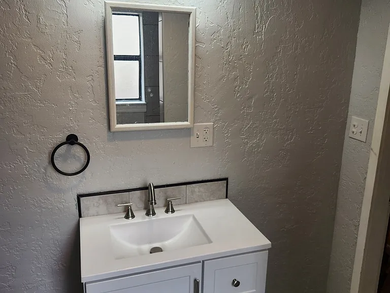 225 W Apache St — Photo 14