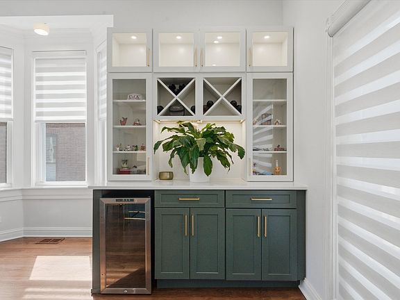 3rd image of 4542 N Ashland Ave