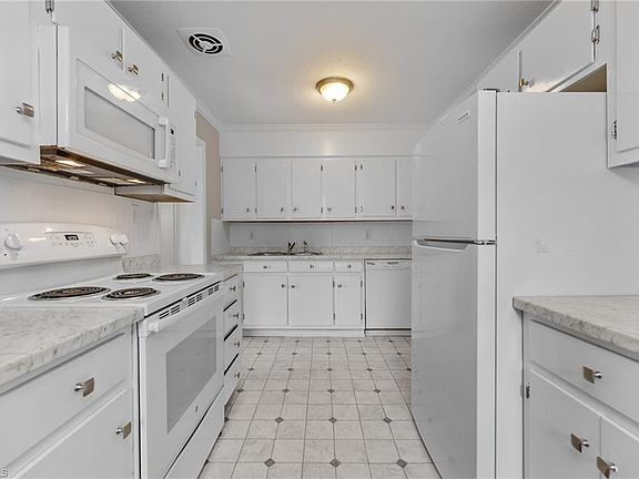5th image of 2214 Woodberry Dr