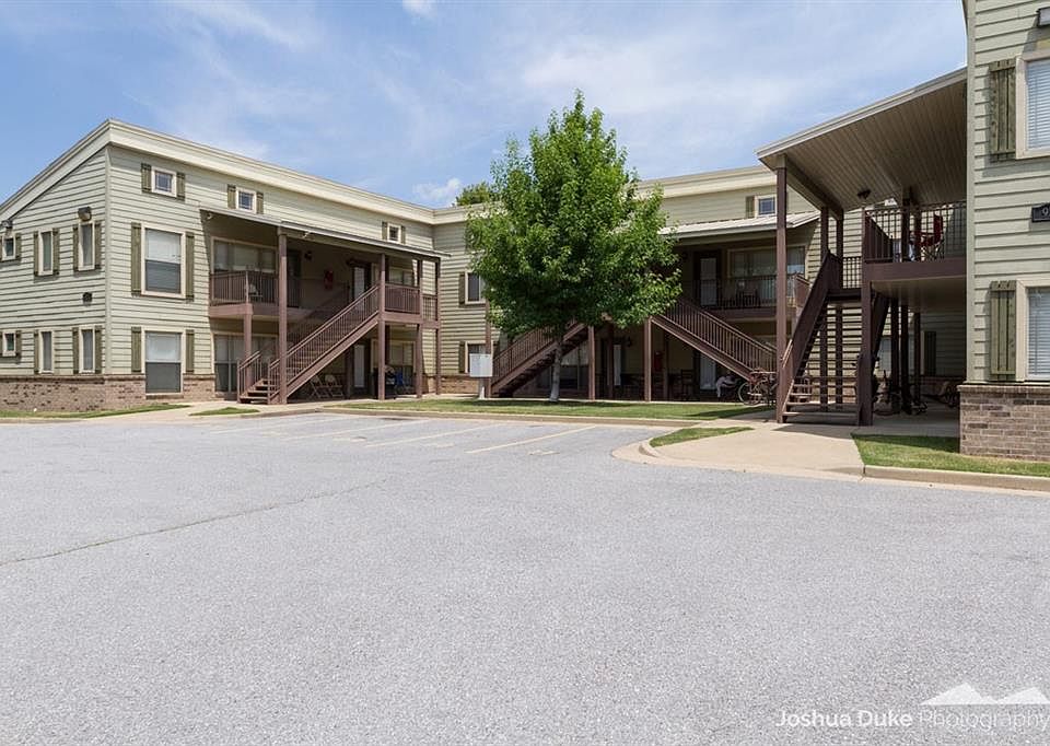 1st image of 922 W 15th St APT 3