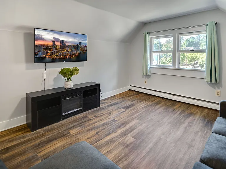 601 E State St — Photo 126