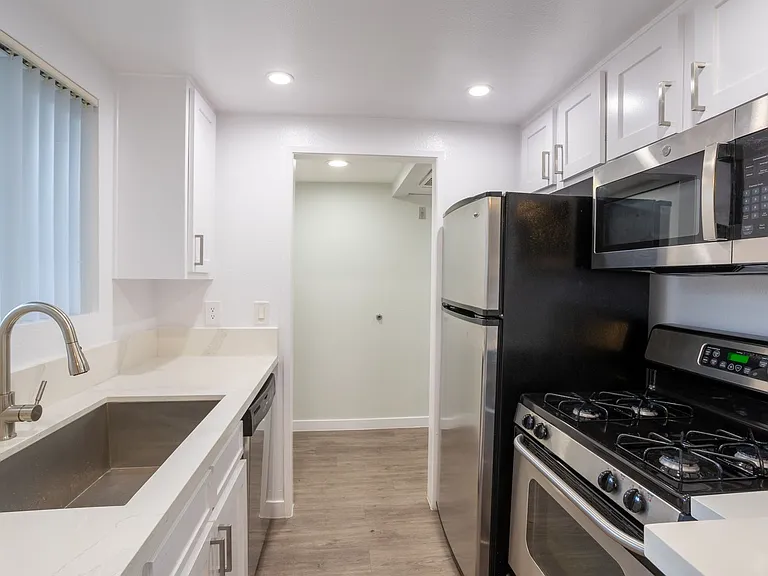 110 S Sweetzer Ave — Photo 30