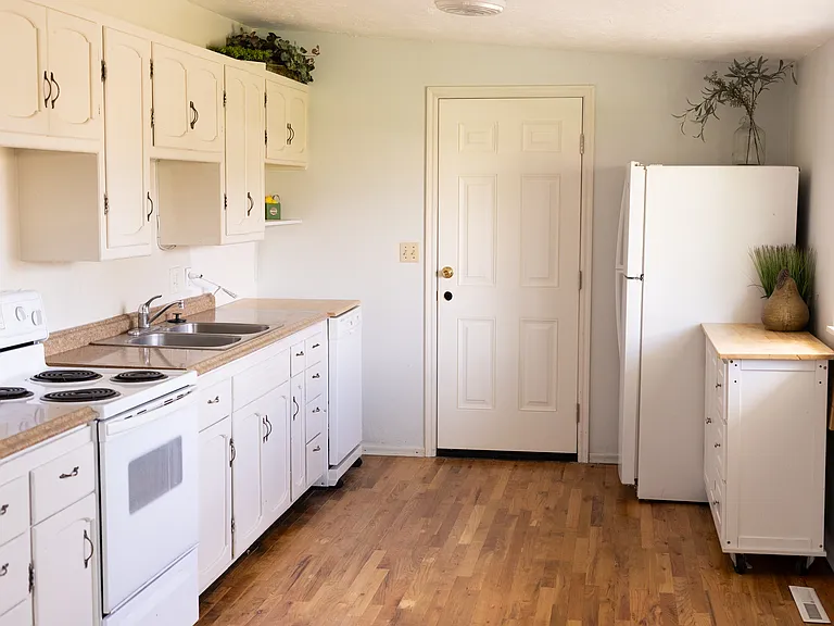 1316 Kent Cir — Photo 4