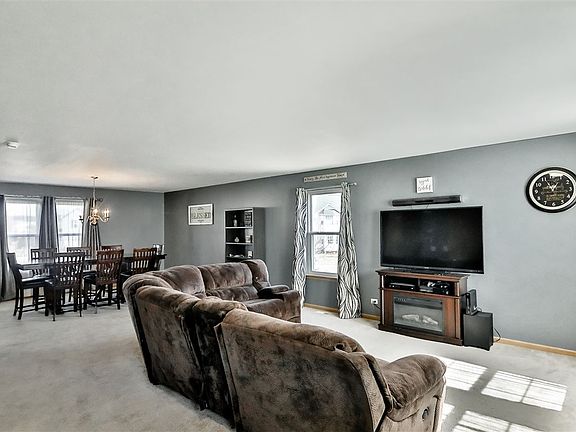 4th image of 384 Prairie Knoll Dr