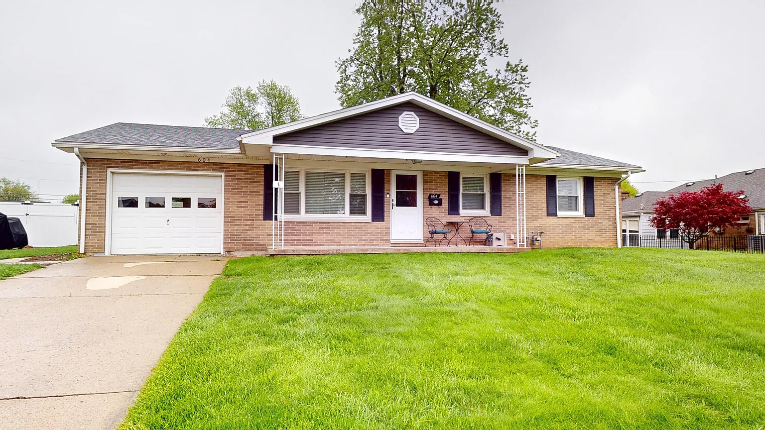 604 Hillcrest Dr photo 1